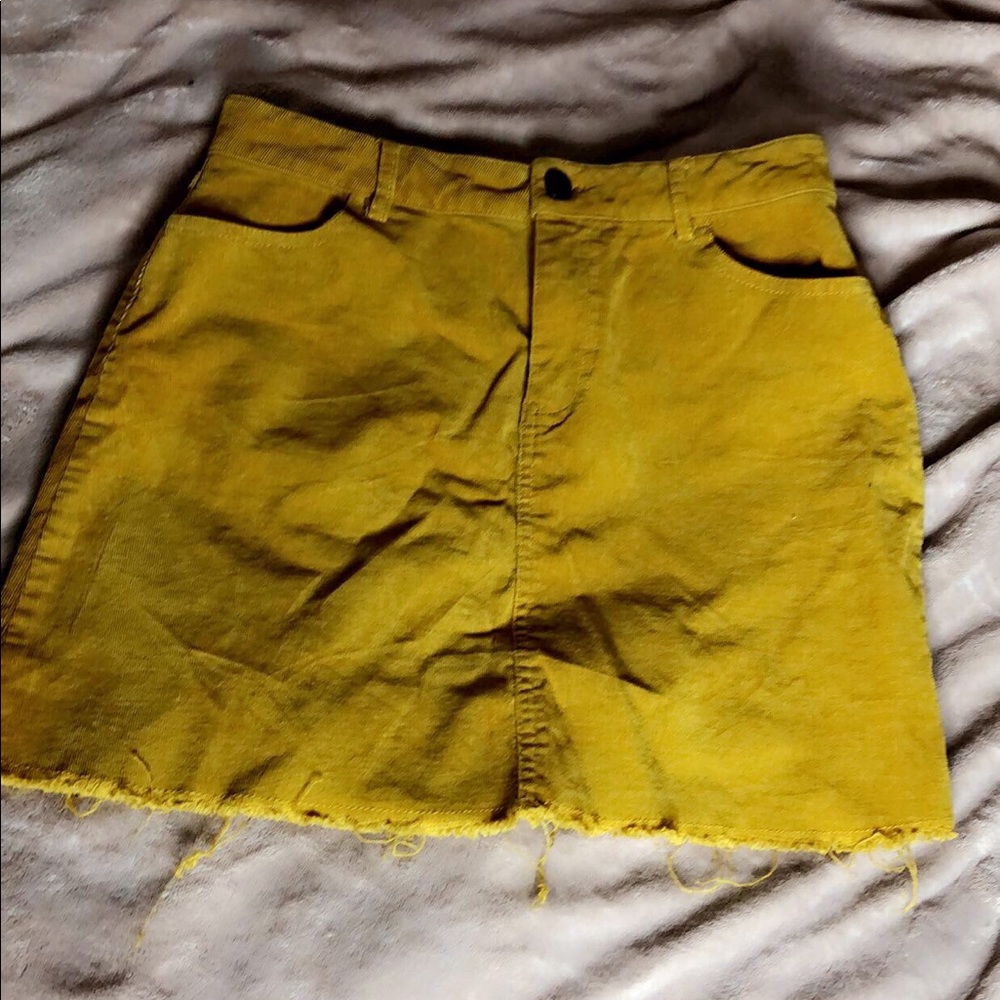 Mustard short skirt